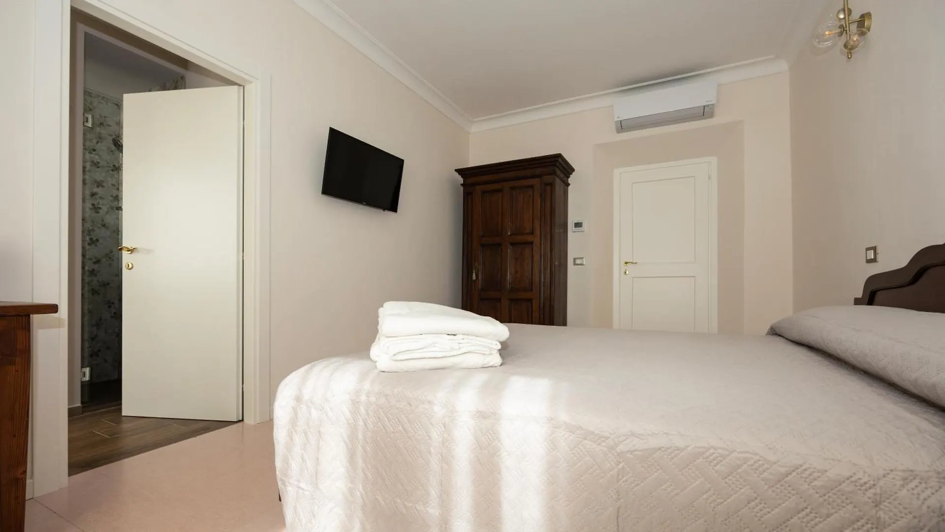 Palazzo Gessi Room And Breakfast Borghi 0*,  Italia
